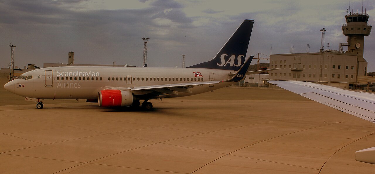 TS-IOL (Boeing 737-600)